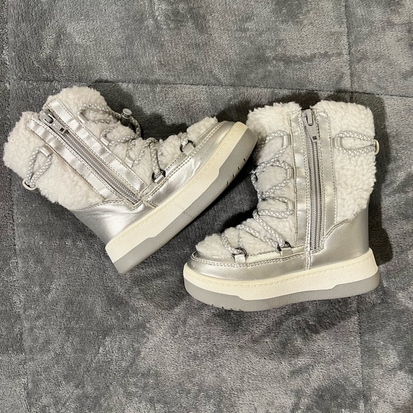 Little girls Snow Boots size 6 worn once silver + white faux Sherpa zipper - Picture 4 of 9